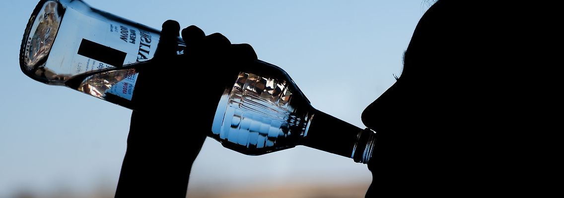 Ein Mädchen trinkt aus einer Flasche Wodka. Jugendliche sind 2021 seltener mit Alkoholvergiftungen ins Krankenhaus gekommen als noch im Jahr zuvor.