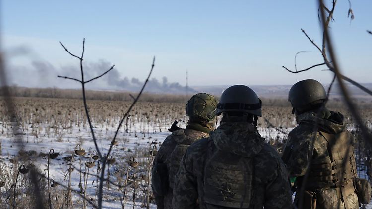 Ukrainische Soldaten blicken auf das umkämpfte Soledar - noch ist unklar, wer in dem Ringen die Oberhand behält.