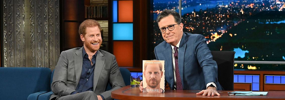 Prinz Harry (l) zu Gast bei Stephen Colbert in "The Late Show".