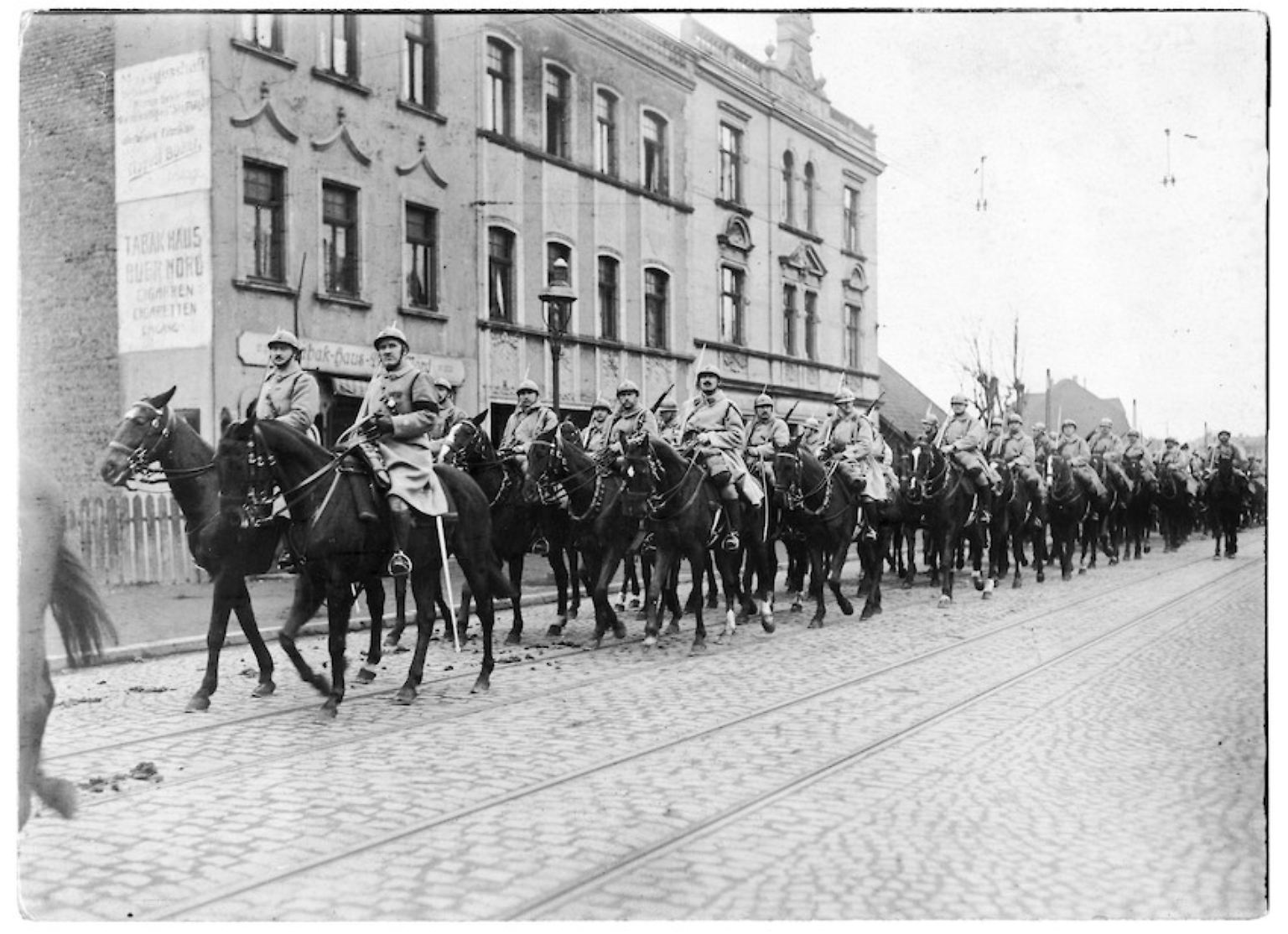 Zehntausende französische und belgische Soldaten rückten nach dem Ersten Weltkrieg mit Panzern, Infanterie, Kavallerie und teils mit Maschinengewehren im Ruhrgebiet ein, das damals noch gar nicht so hieß.