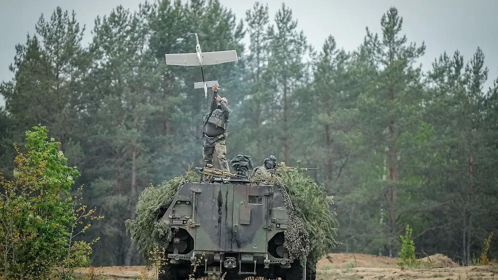 Ein-Soldat-der-Bundeswehr-startet-bei-der-Nato-Uebung-Quadriga-24-aus-einem-Radpanzer-vom-Typ-Boxer-die-Drohne-Aladin