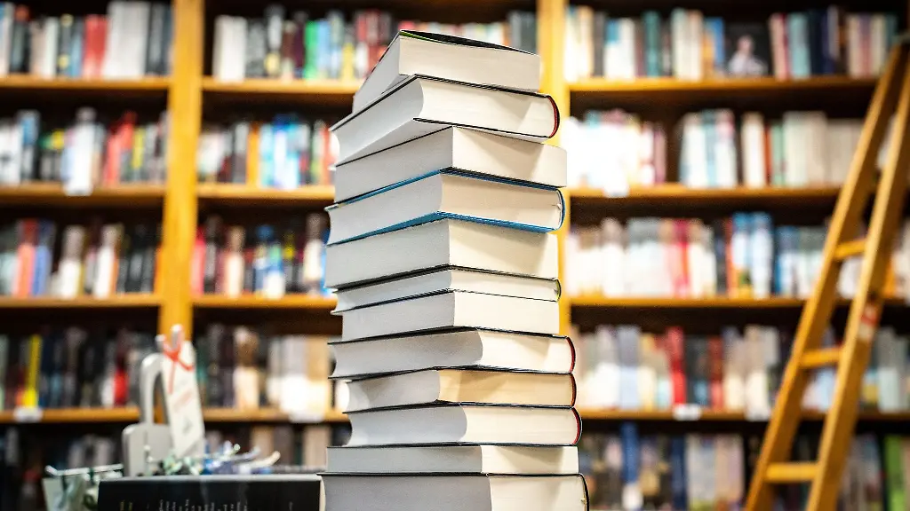 Buecher-liegen-gestapelt-in-einer-Buchhandlung-im-Stadtteil-Bornheim-auf-einem-Verkaufstisch