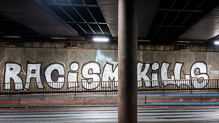 Rassismus ist keine abstrakte Gefahr, sondern schmerzhafter Alltag für viele Personen, sagte Staatssekretärin Reem Alabali-Radovan.