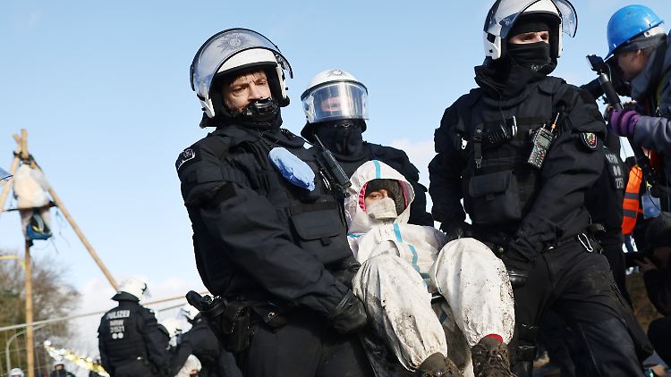 Die Polizei begann mit der Räumung von Lützerath. 
