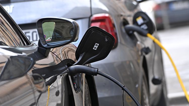 Auch um Engpässe bei der Versorgung der mit für den Ausbau der E-Mobilität nötigen Rohstoffen zu verhindern, müsse das Tempo erhöht werden, sagte Müller.
