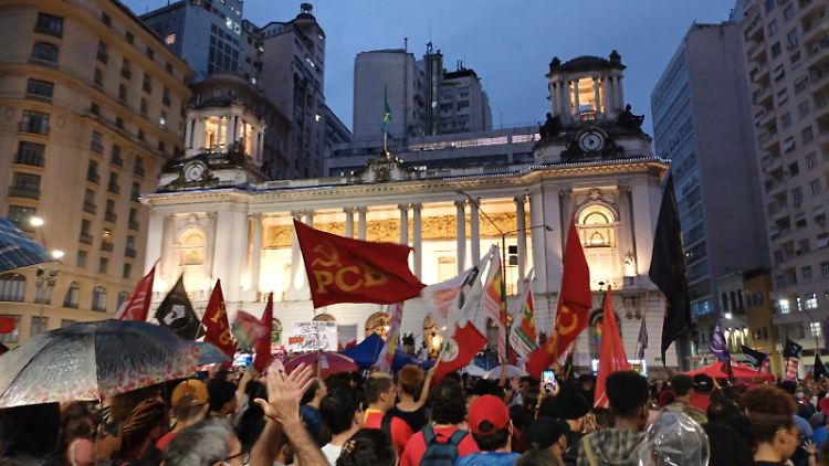 Am Montag demonstrierten im ganzen Land Tausende Menschen für die Demokratie - hier in Rio de Janeiro.