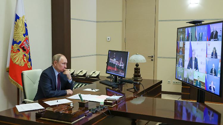Russlands Präsident Wladimir Putin hält eine Videokonferenz mit Mitgliedern der russischen Regierung ab.