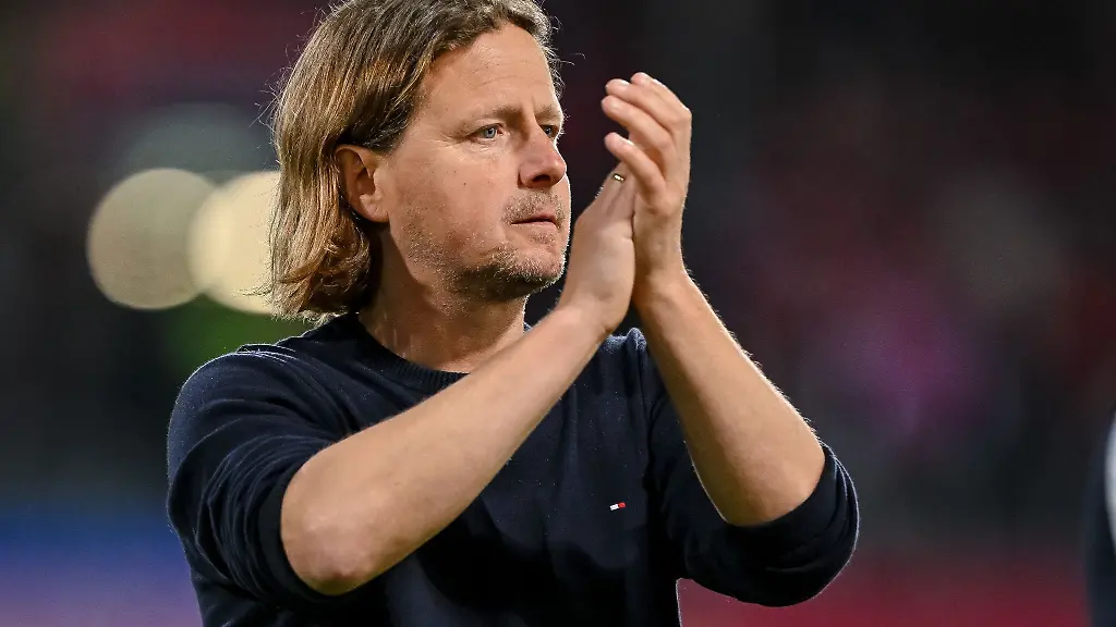 Mainzer-Trainer-Bo-Henriksen-bedankt-sich-bei-den-Fans