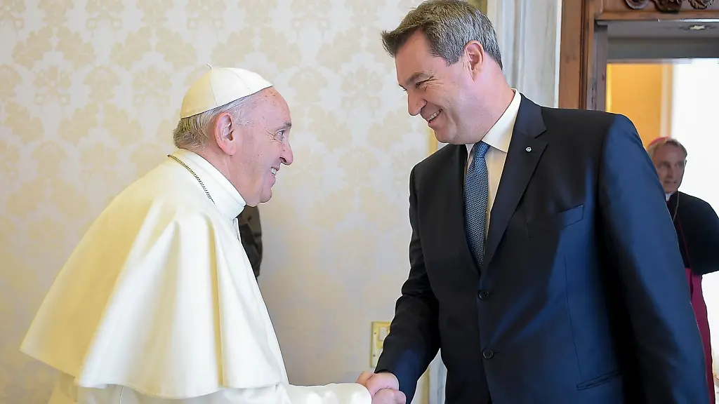 Papst-Franziskus-begruesst-Markus-Soeder-CSU-Ministerpraesident-von-Bayern-im-Vatikan