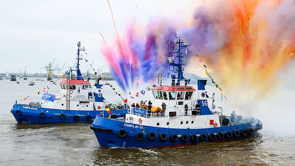 Bunte-Pyrotechnik-wird-zum-Ende-des-traditionellen-Schlepperballetts-gezuendet