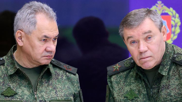 Verteidigungsminister Schoigu (l.) ernennt den bisherigen Generalstabschef Gerassimow zum neuen Oberbefehlshaber der russischen Streitkräfte in der Ukraine.