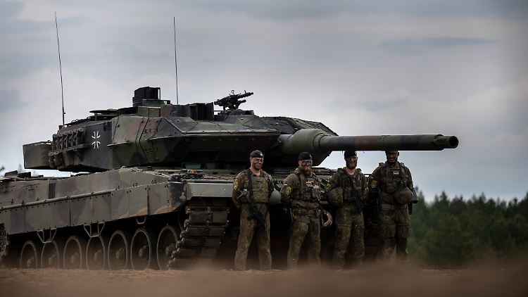 Bundeswehrsoldaten vor einem "Leopard 2". (Archivbild)