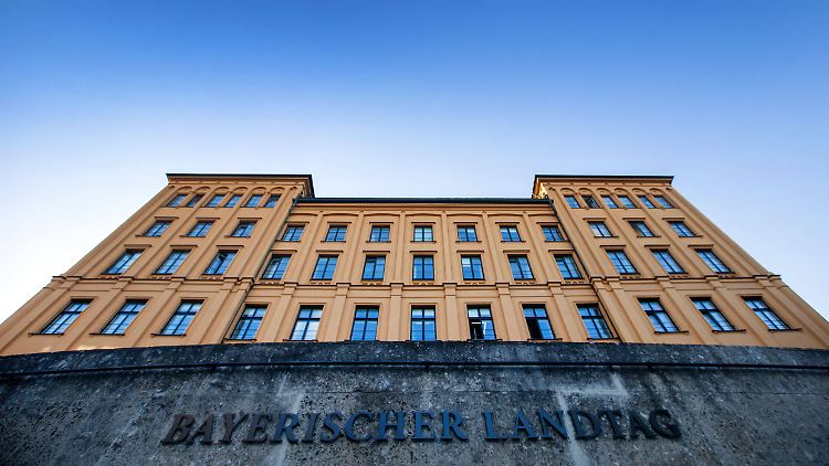 Im sogenannten Bayerntrend kommt die CSU auf 38 Prozent, die Freien Wähler landen bei 10 Prozent.