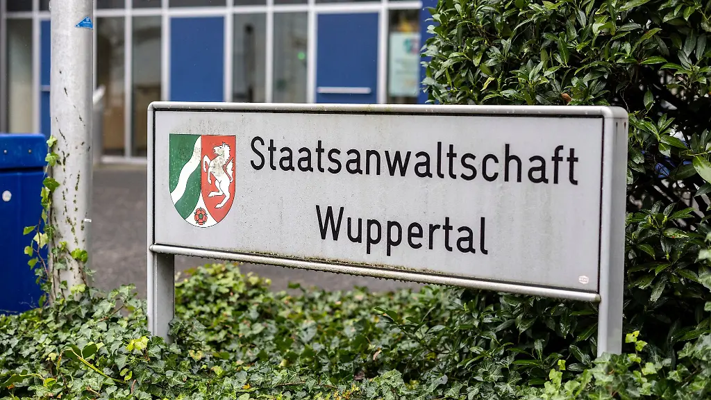 Schild-vor-dem-Gebaeude-der-Wuppertaler-Staatsanwaltschaft