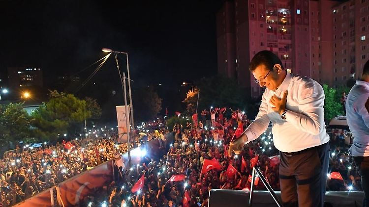 Imamoglu  lässt sich nach seiner Wahl ins Amt des Istanbuler Oberbürgermeisters im Juni 2019 im Stadtteil Beylikdüzü feiern.
