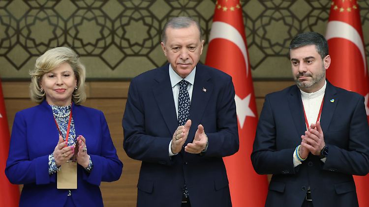 Die russische Menschenrechtsbeauftragte Tatjana Moskalkowa (l.) und ihr ukrainisches Pendant, Dmytro Lubinez, vereinbarten in Ankara einen Austausch von Gefangenen. 