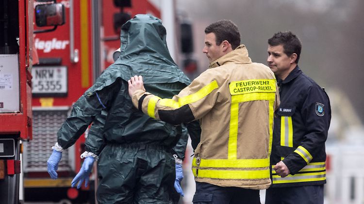 Spezialkräfte der Feuerwehr in Schutzanzügen bei ihrem Einsatz in NRW.