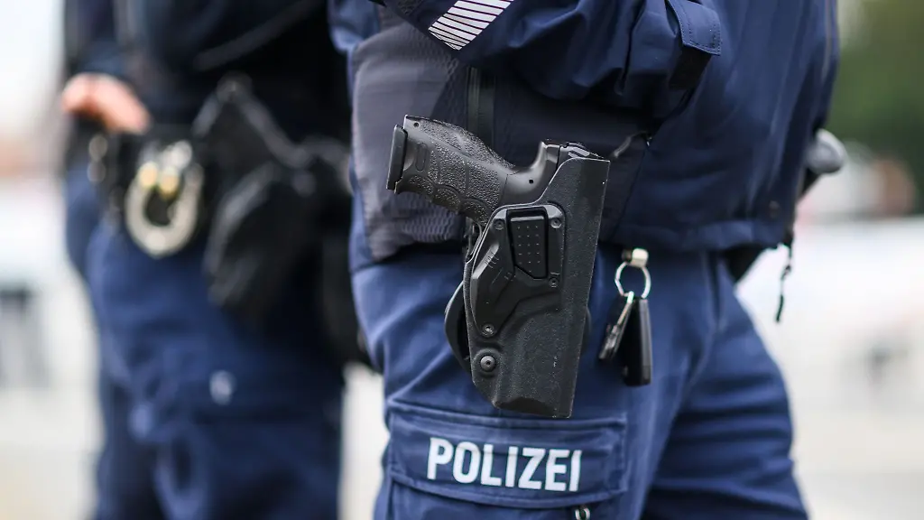 Ein-Polizist-mit-Dienstwaffe