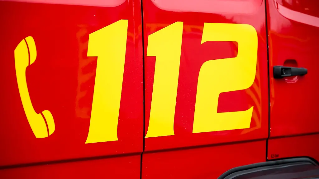 Der-Notruf-112-ist-auf-einem-Einsatzwagen-der-Feuerwehr-zu-sehen