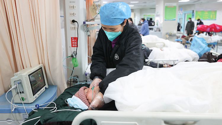 Seit dem Ende der Null-Covid-Politik müssen die Krankenhäuser in China einen Ansturm von Infizierten bewältigen.