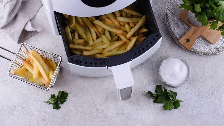 Eine Heißluftfritteuse macht im Nu leckere Pommes.