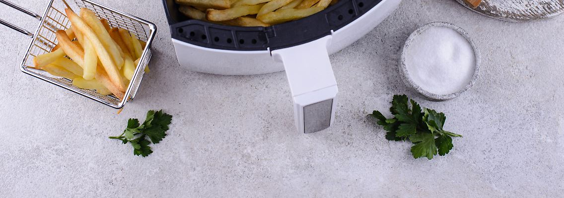 Eine Heißluftfritteuse macht im Nu leckere Pommes.