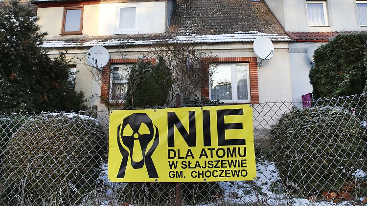 "Nein zum Atom", steht auf diesem Plakat vor einem Haus in der Nähe von Slajszewo. 