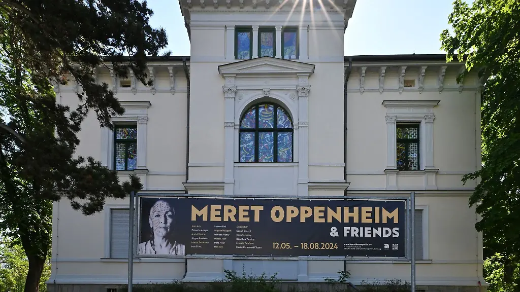 Mit-einem-Banner-vor-dem-Kunsthaus-Apolda-Avantgarde-wird-fuer-die-Ausstellung-Meret-Oppenheim-Friends-geworben