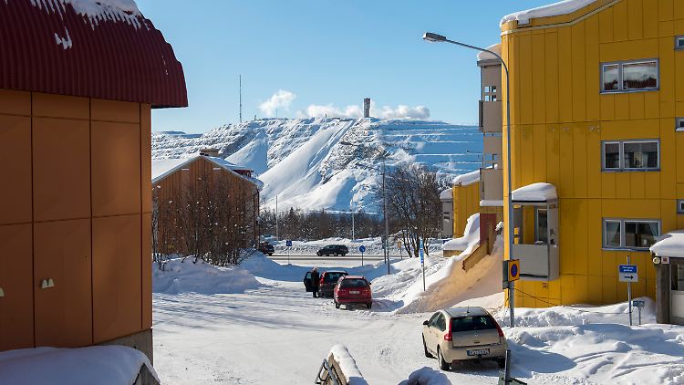 Das Stadtzentrum von Kiruna mit Blick auf die Eisenmine.