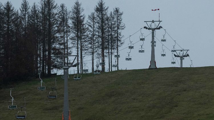 Die Hoffnung auf Schnee ist auch  im Skigebiet am Matthias-Schmidt-Berg im Harz groß. 