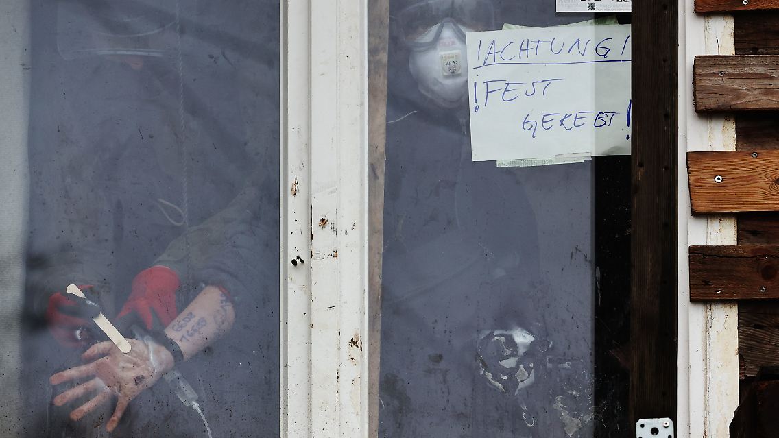 Aktivisten klebten ihre Hände unter anderem an Fensterscheiben.