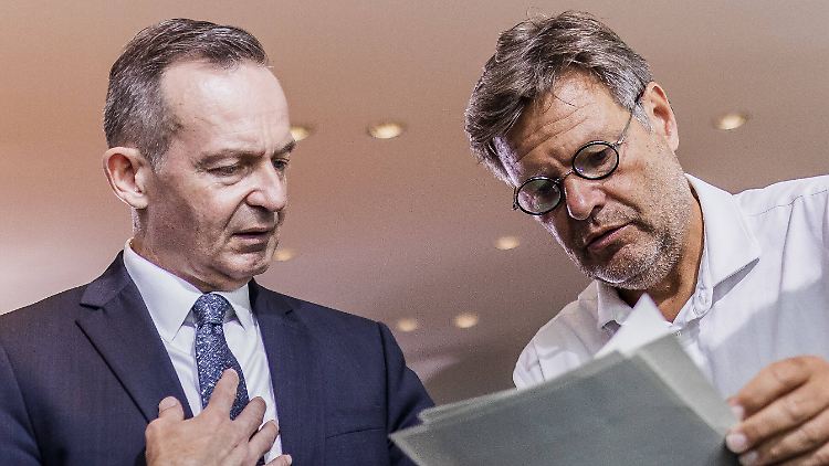 "Ich glaube nicht, dass Volker Wissing der Minister sein möchte, der am Ende der Legislatur der einzige ist, der es nicht geschafft hat, in seinem Ressortbereich die Klimaschutzlücke zu schließen", sagte Habeck.