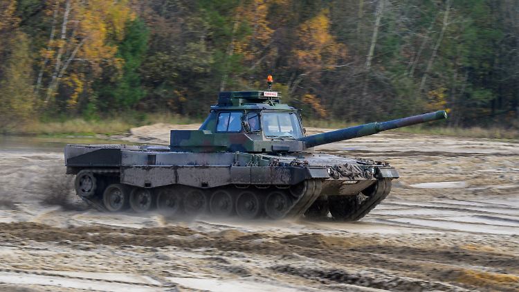 Mit Blick auf die Bereitschaft Polens, der Ukraine auch "Leopard"-Kampfpanzer (hier ein Fahrschulmodell) zu liefern, sagte Mützenich, er sehe hier keine Differenzen mit der Bundesregierung. 