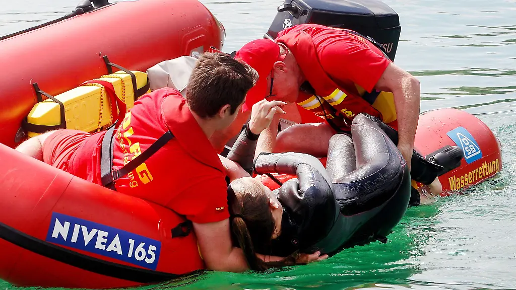 Rettungsschwimmer-des-DLRG-holen-zur-Demonstration-eine-in-Not-geratene-Schwimmerin-aus-dem-Wasser