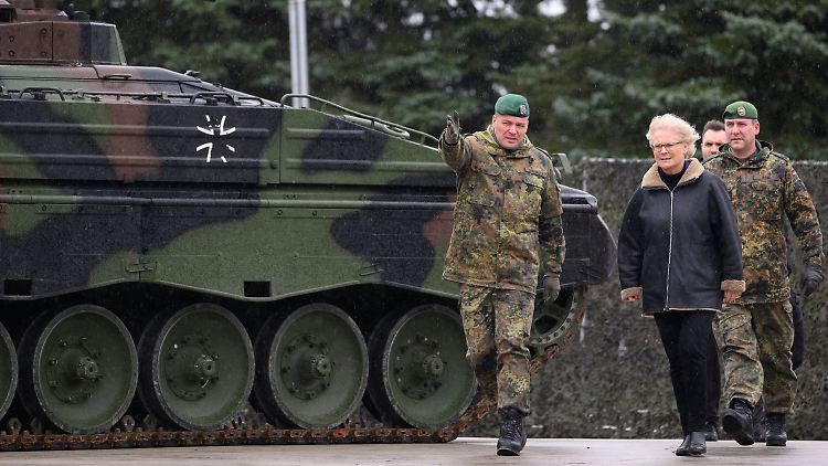 Lambrecht besuchte in Marienberg deutsche Soldaten der Schnellen Eingreiftruppe der NATO (VJTF). 