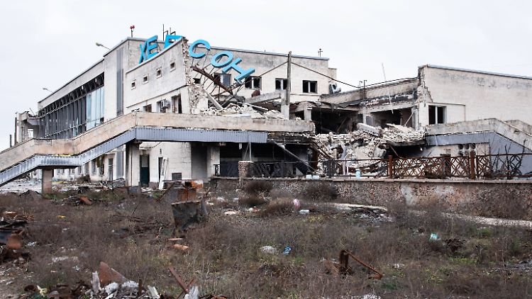 In Cherson schlagen fast minütlich Raketen, Artilleriegeschosse oder Granaten ein, so Faber. Der Flughafen der Stadt wurde bereits zerstört.