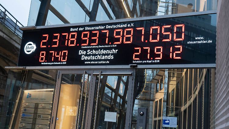 Am Eingang der Zentrale des Bundes der Steuerzahler in Berlin hängt die deutsche Schuldenuhr.