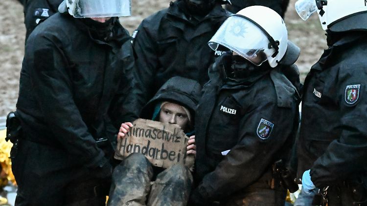 Klimaaktivistin Luisa Neubauer wurde von Polizisten weggetragen. 