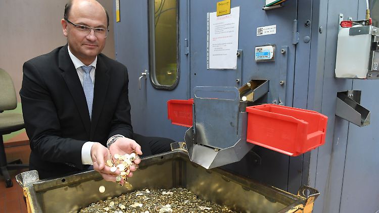 Symbolbild: Bayerns Finanzminister Füracker rinnt angeblich aufgrund des Finanzkraftausgleichs das Geld durch die Hände. Daher will Bayern dagegen klagen. (Archivbild)