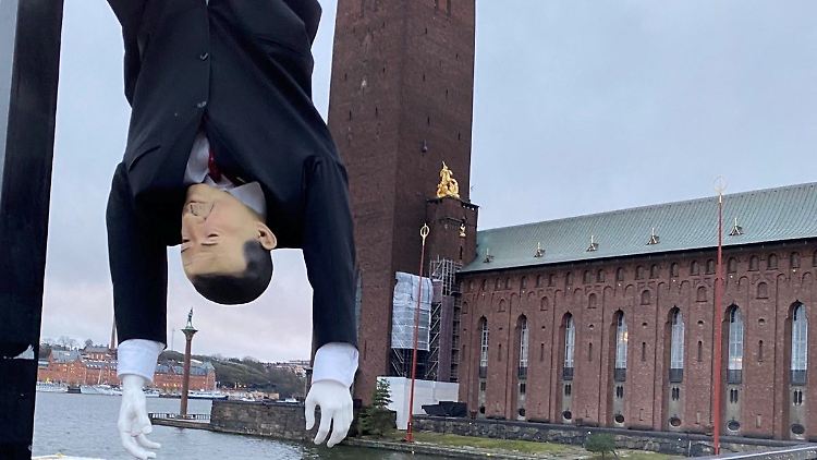 Eine an den Füßen aufgehängte Puppe von Erdogan in Stockholm.