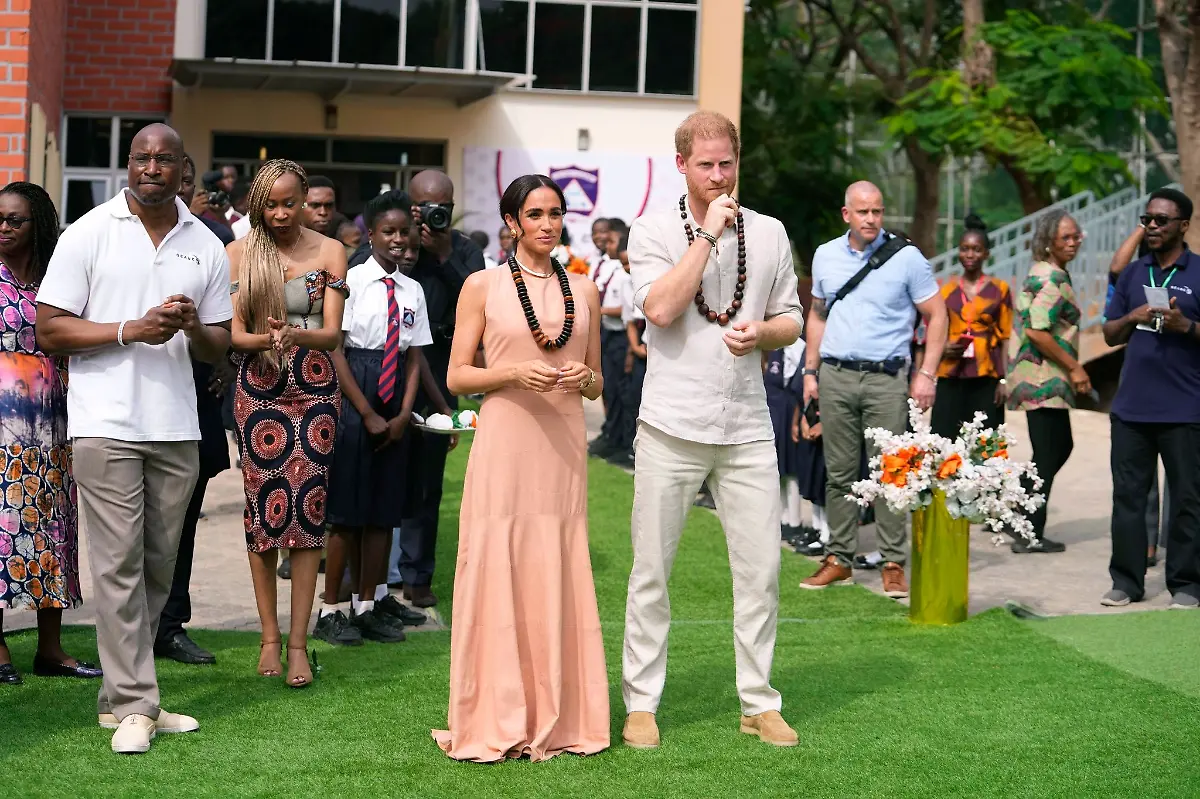 Prinz-Harry-und-seine-Ehefrau-Herzogin-Meghan-besuchen-Kinder-in-der-Lights-Academy-in-Abuja-Nigeria