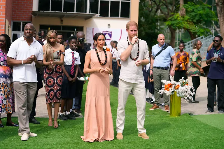 Prinz-Harry-und-seine-Ehefrau-Herzogin-Meghan-besuchen-Kinder-in-der-Lights-Academy-in-Abuja-Nigeria