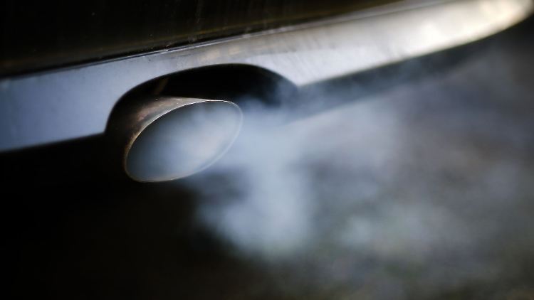 Motor an, niemand da: Ist ein Halter nicht greifbar, um von seinem Auto ausgehende Störungen zu beseitigen, kann die Behörde einschreiten.