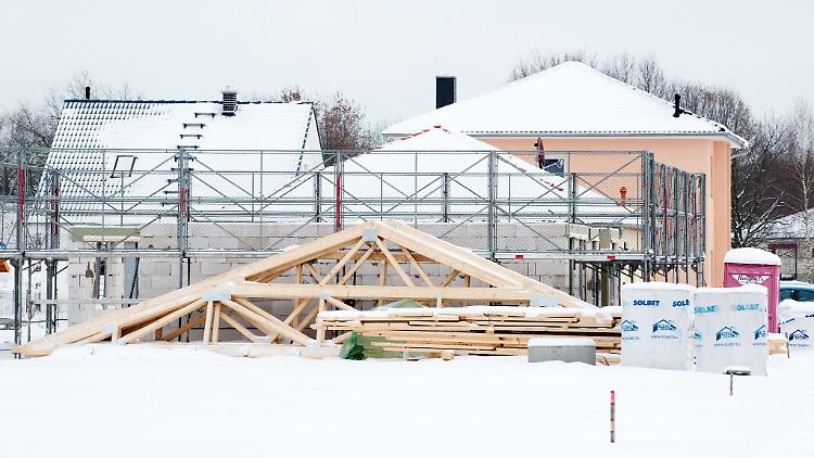 Die Bauarbeiten ruhen im Winter? Dann sollte der Rohbau gut vor der Witterung geschützt werden.