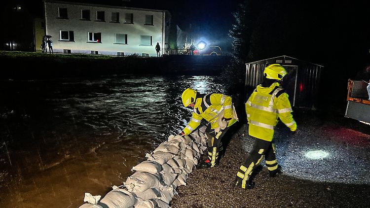 So sieht es in der Nacht in Halver aus. Die Pegel sinken langsam, heißt es vom Landkreis. 