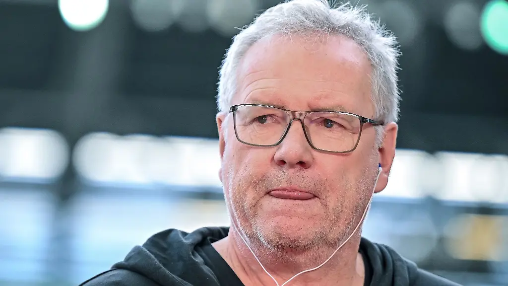 Heidenheims-Vorstandsvorsitzender-Holger-Sanwald-steht-vor-dem-Spiel-im-Stadion-Der-56-Jaehrige-hofft-dass-Leistungstraeger-wie-Jan-Niklas-Beste-oder-Tim-Kleindienst-dem-Aufsteiger-ueber-den-Sommer-hinaus-erhalten-bleiben