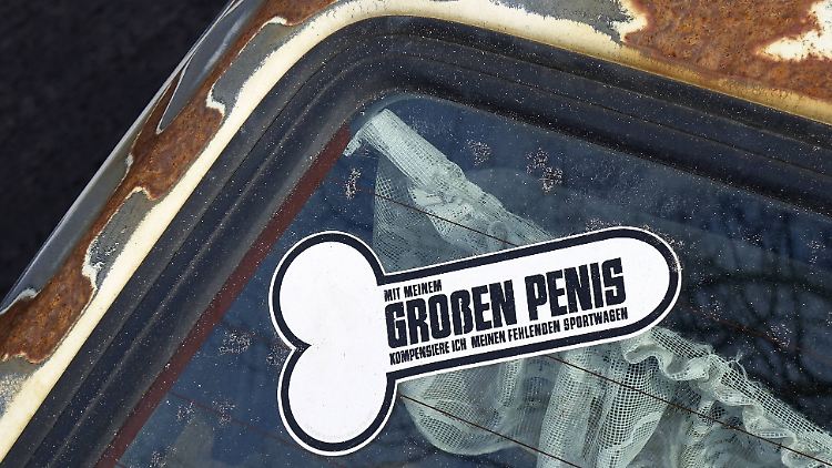 Mit dem Spruch "Mit meinem großen Penis kompensiere ich meinen fehlenden Sportwagen" wird das Vorurteil einfach umgedreht. 