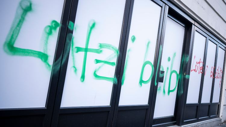 Diverse Schaufenster in Berlin sind beschädigt.