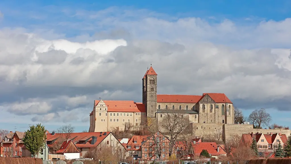 Dunkle-Wolken-stehen-ueber-der-Stiftskirche-in-Quedlinburg