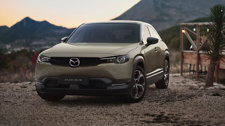Mazda bietet sein Elektroauto MX-30 nun auch mit einem Benziner zur Reichweitenverlängerung an.